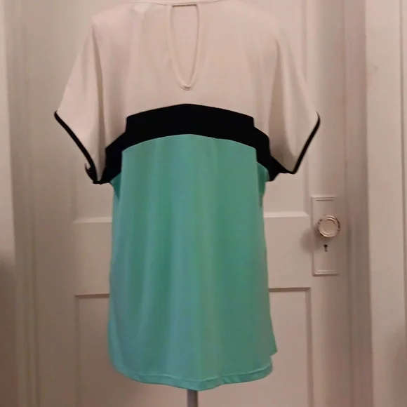 Color block blouse with open back - Picture 2 of 2